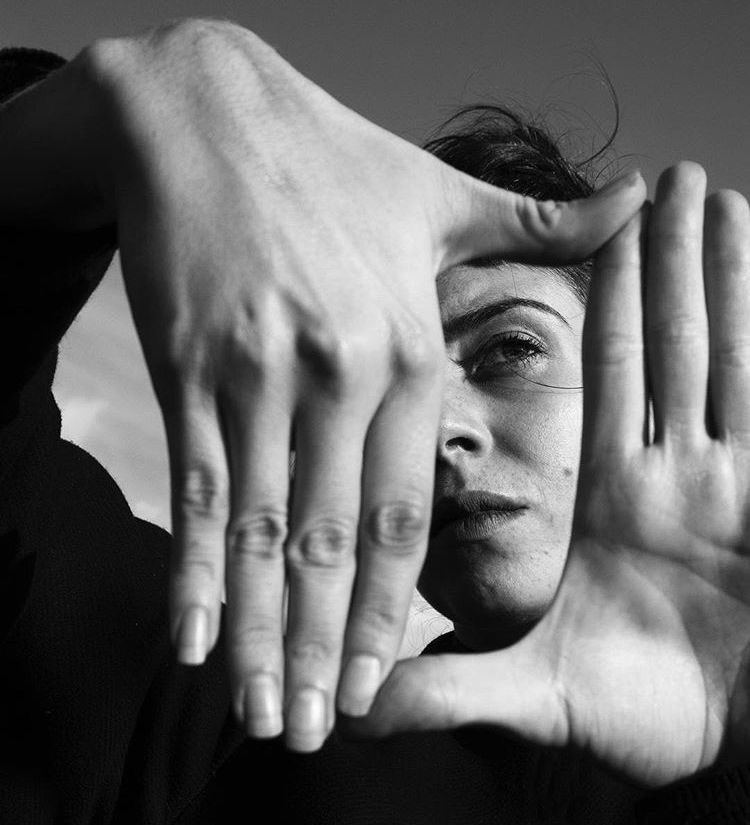 fotografia blanco y negro mujer enmarcando su cara con manos